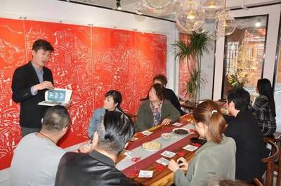 洛陽市青聯(lián)文藝界別組織召開學(xué)習(xí)交流座談會并參觀傳統(tǒng)非遺剪紙文化藝術(shù)